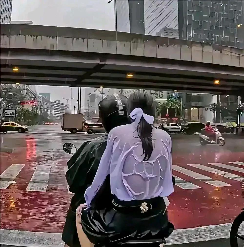 大家都来看看吧，这位美女被雨淋得很可怜啦！近日，江西一个美女坐同事的么托车去上班