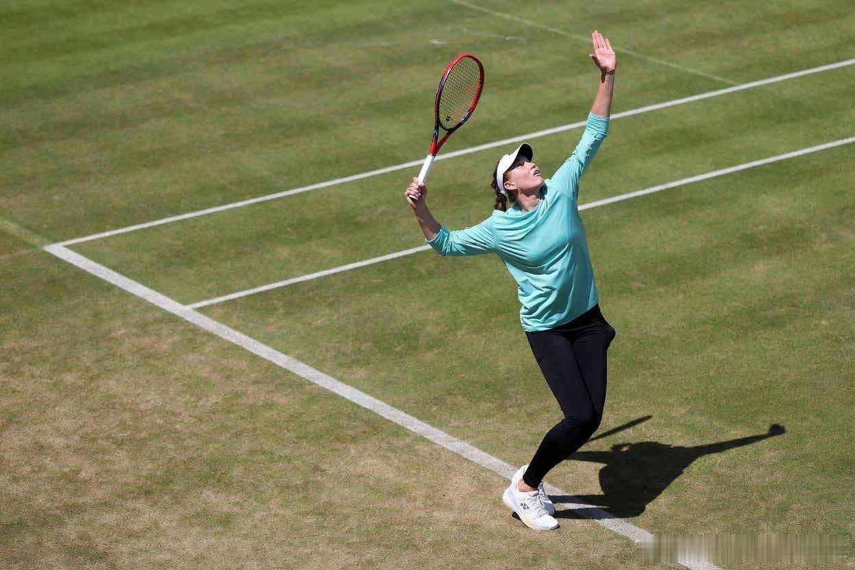 今日莱巴金娜在女王杯赛场的照片。天气看起来挺冷的。温网2026wta