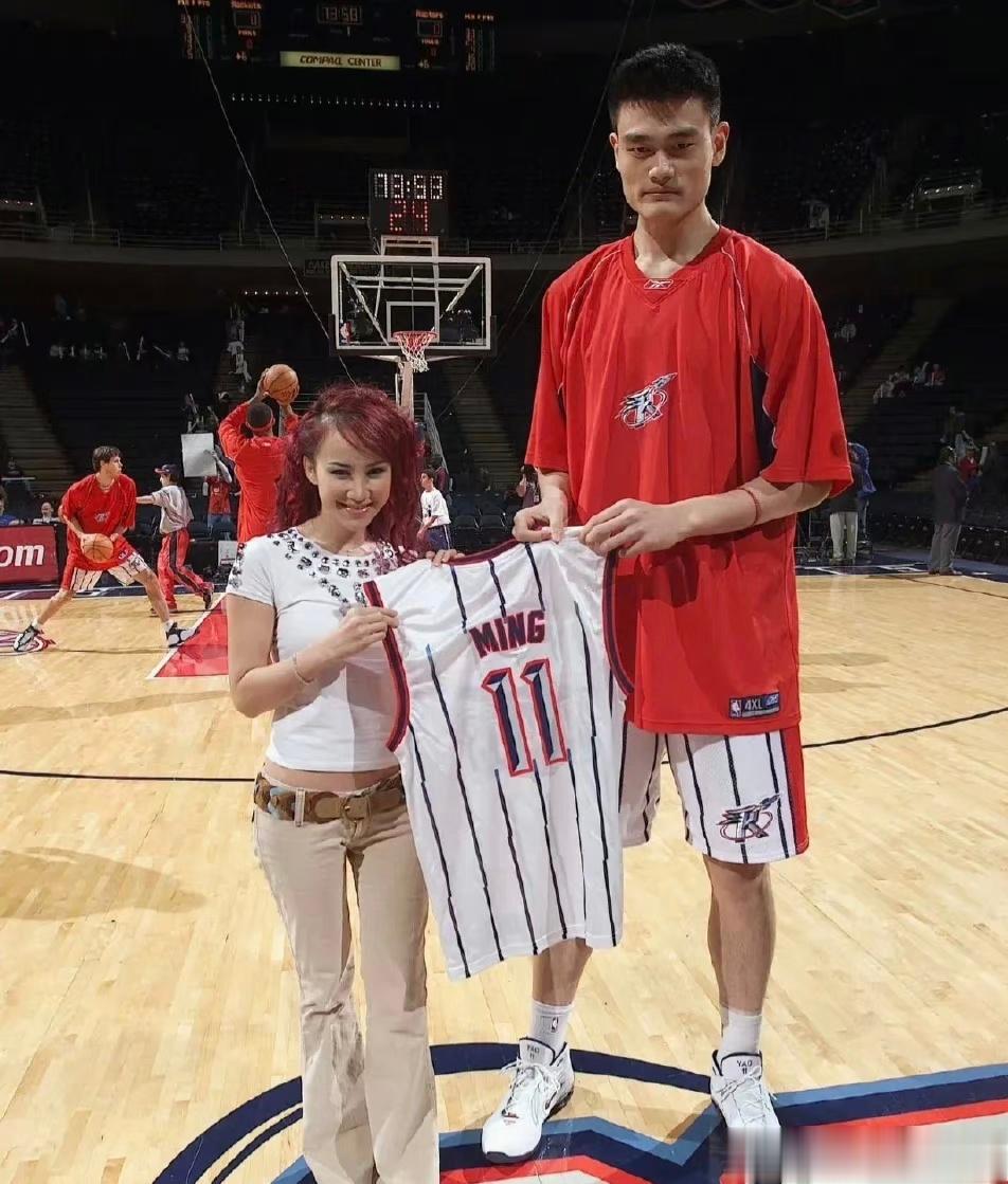 2002年，姚明加入NBA之后首场比赛，主办方邀请李玟在火箭队主场献唱，她因此成