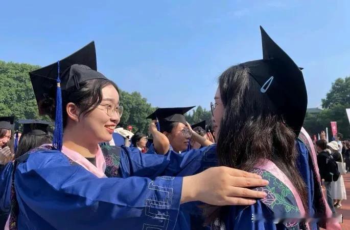 高考考生在高三复习备考过程中，家校共育是非常重要的，家长要做到以下要求：

(1