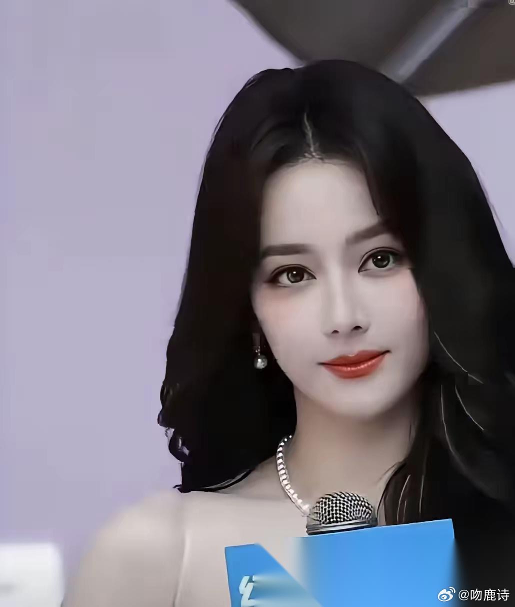 迪丽热巴这“变脸”技术，一骑绝尘啊～ 近日，出席活动的迪丽热巴再次给人们带来了一