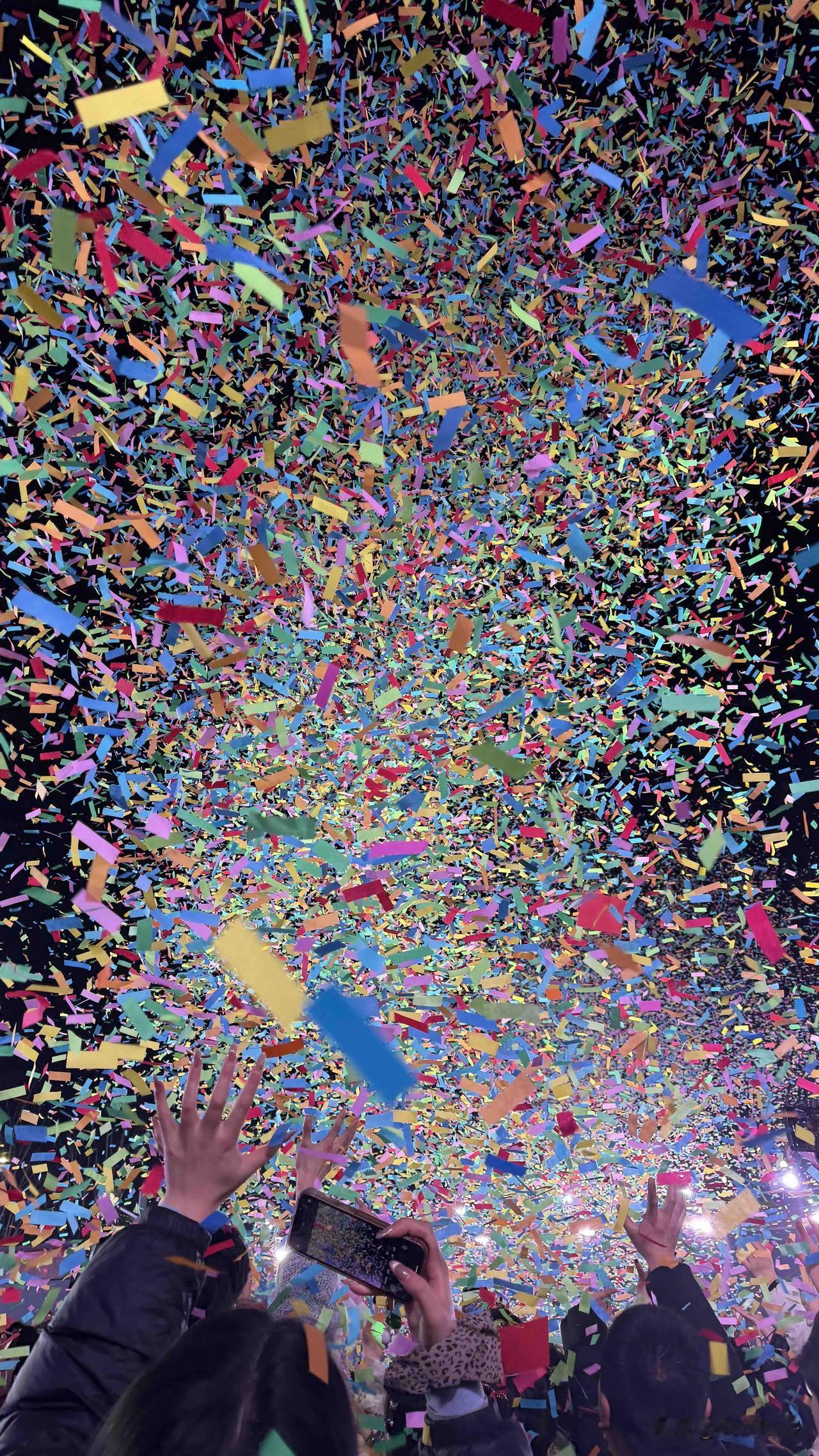 彩带落下的瞬间 此刻最幸福
人不就活那几个瞬间吗？