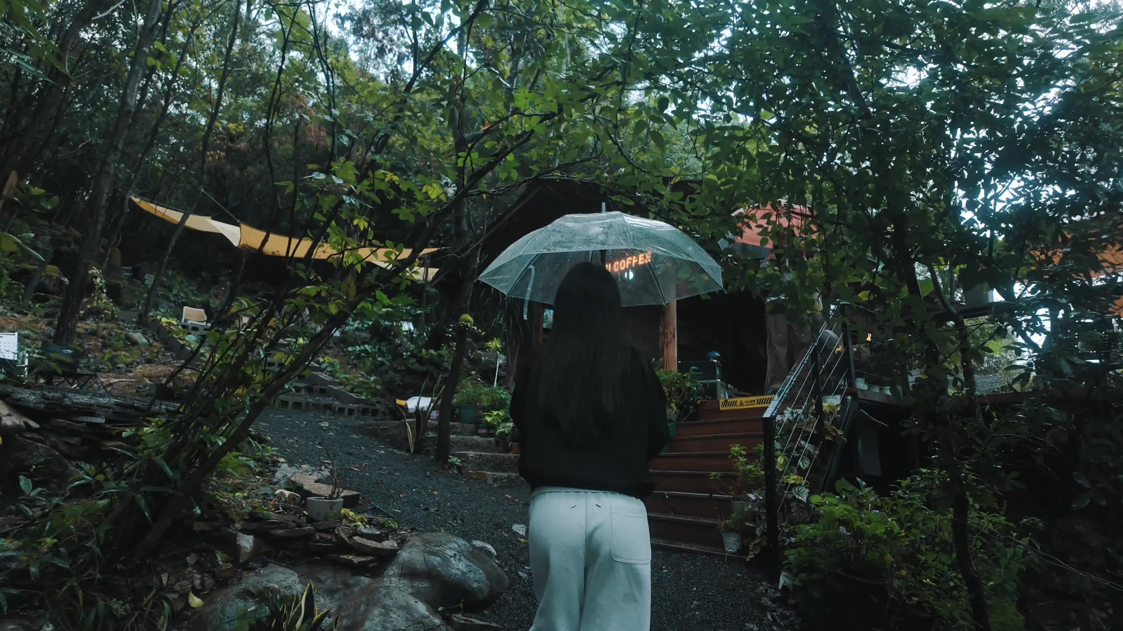 咖啡馆雨天的氛围感