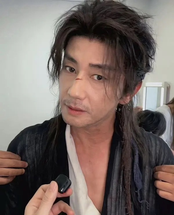 这是赵露思她爸？？？这么帅可以出道了吧 