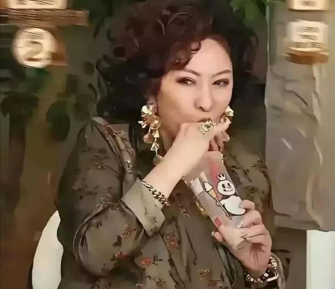 自从向太他们这群人开始直播就感觉有些人从象牙塔低落到凡间了这个世界真正不为利益所
