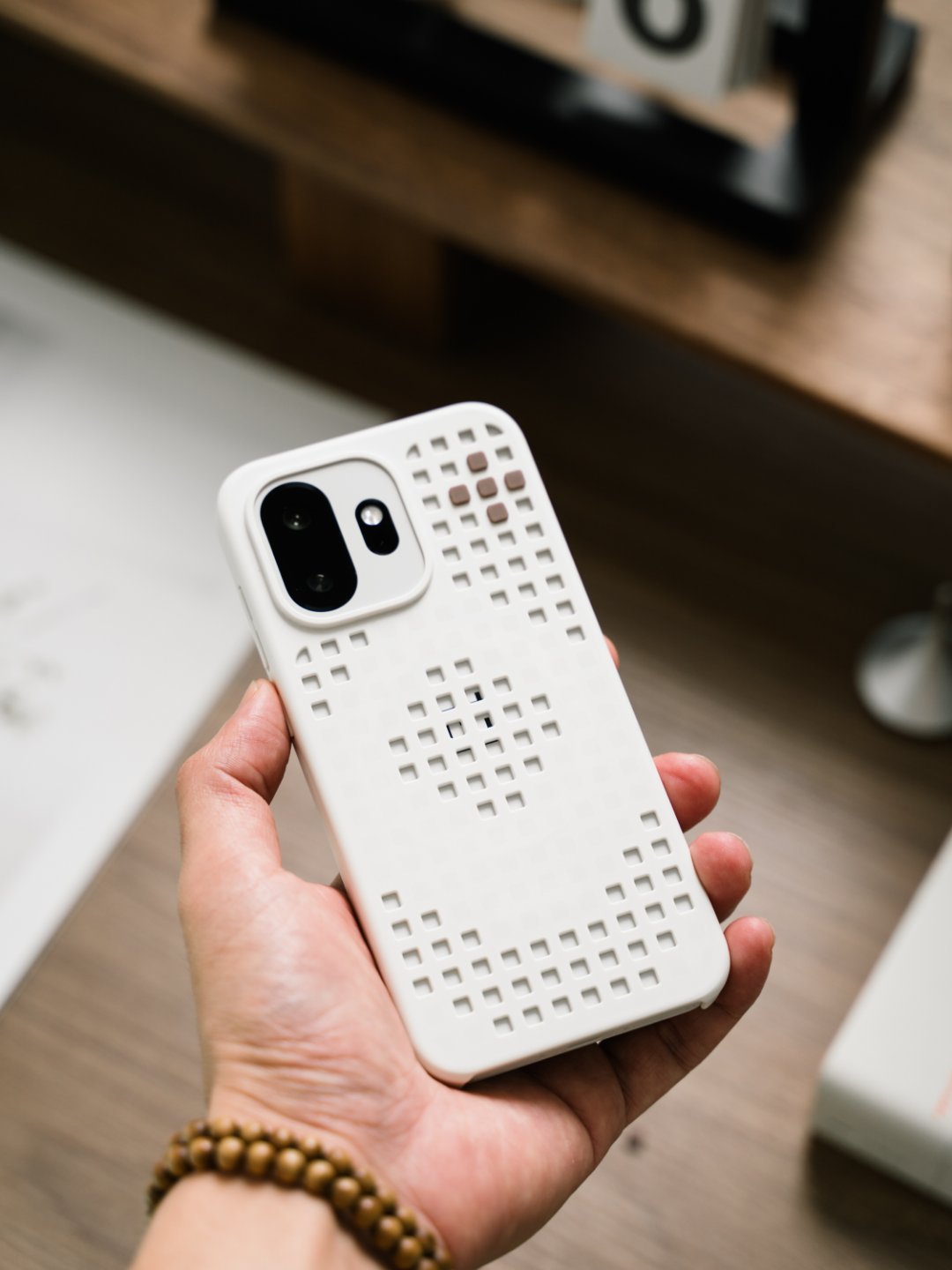 虽然更喜欢裸机，但治愈白巧还是得好好保护一阵子，洞洞壳用一段时间。这次的触感更舒