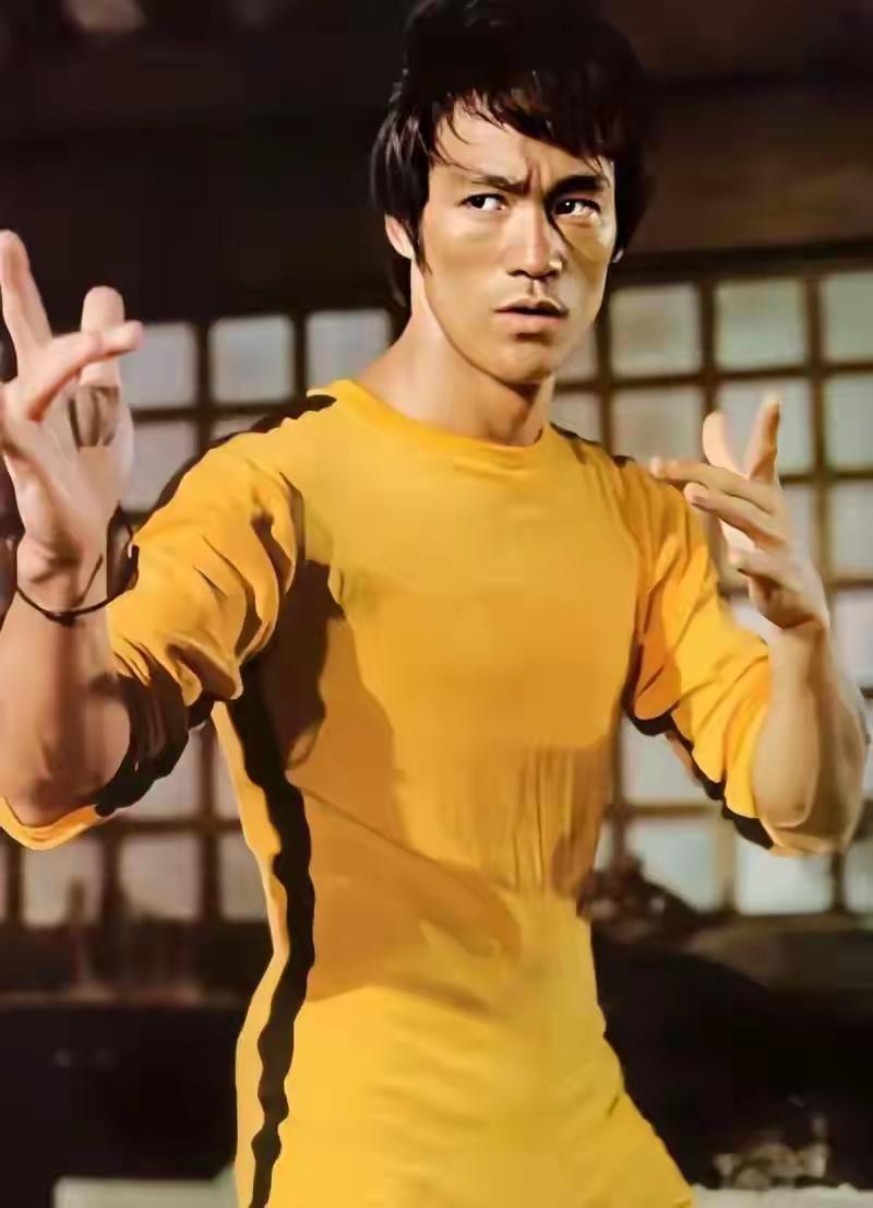 说实话，他的功夫片我真心看不下去，噢噢啊啊叫的太出戏了，我还是喜欢看那种不吭声的