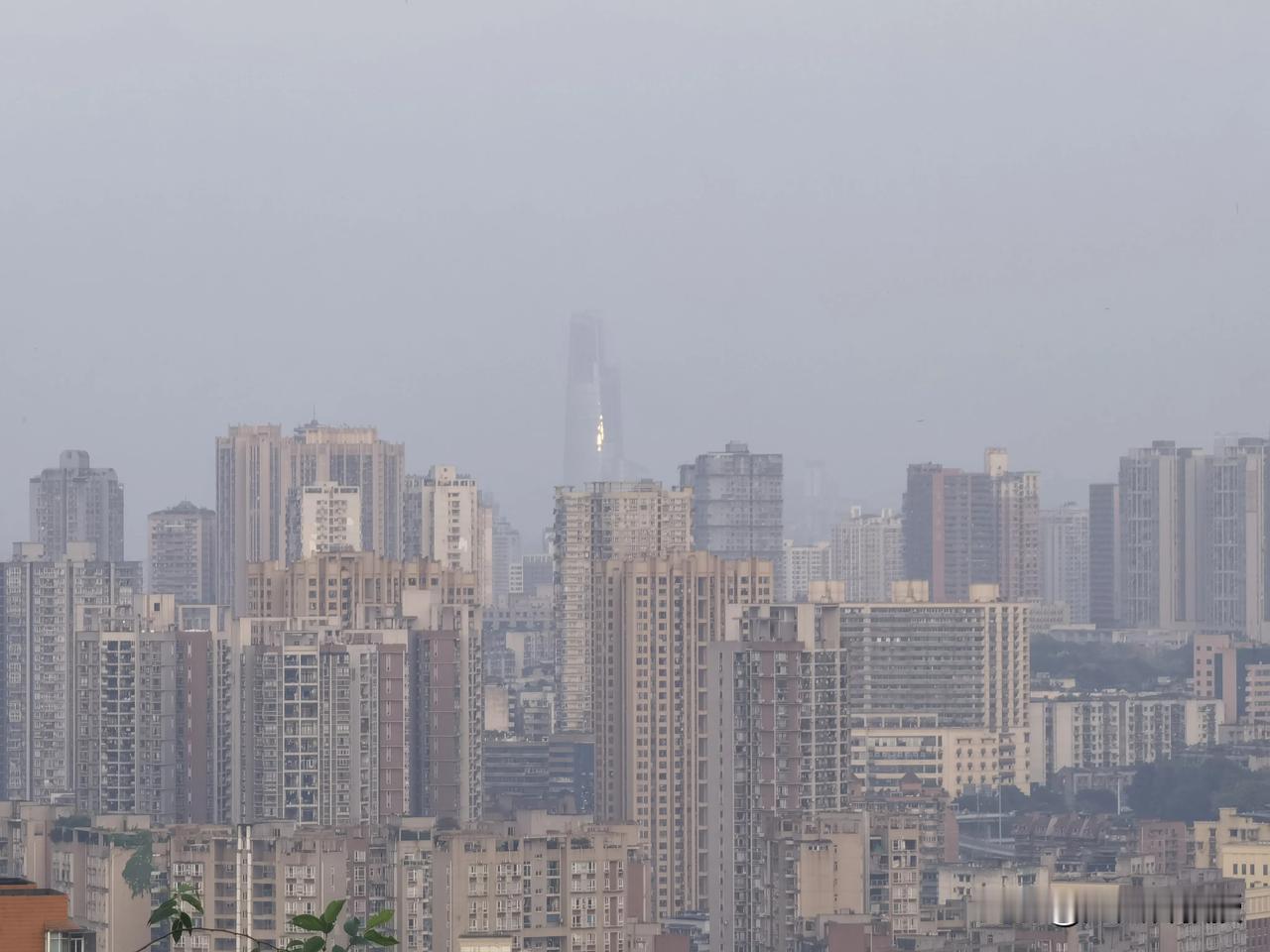 远处第一眼看，以为是高楼着火了，拉近仔细看，原来是玻璃折射太阳光。
这个高楼是什