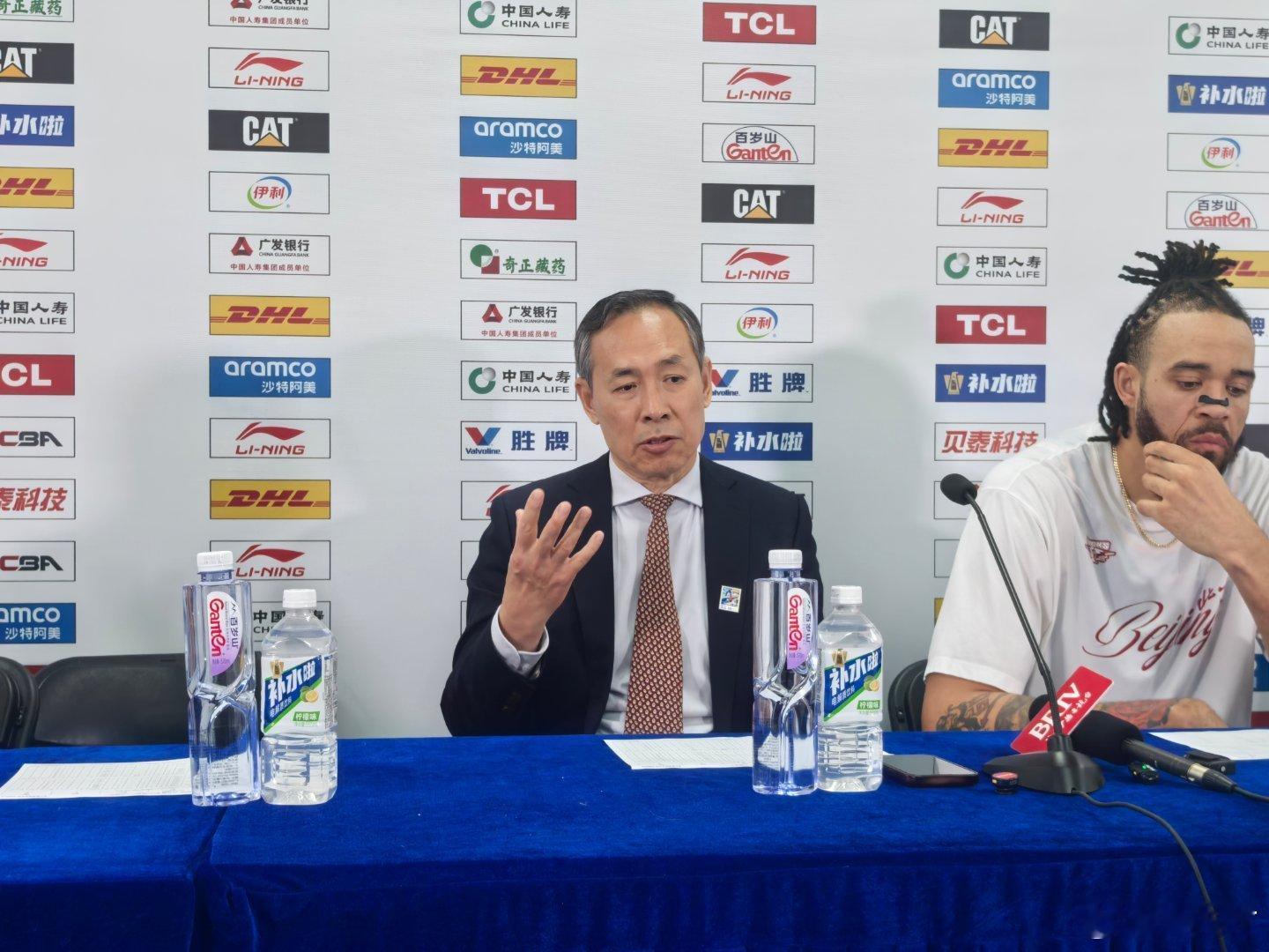 许指导说：赵睿会很快回来，本来这场他自己想出场试试，但我们不想冒险。北京男篮vs