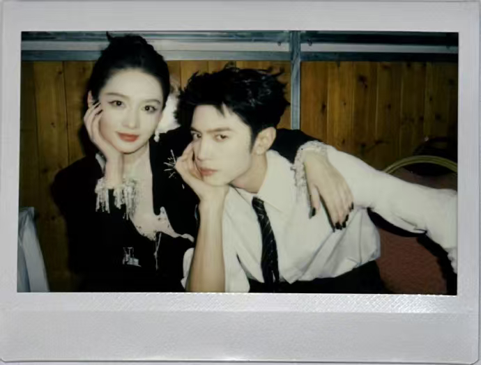 一笑随歌售后  一笑随歌售后，李沁陈哲远两张很权威的脸，谁来懂一下这两位同框的含