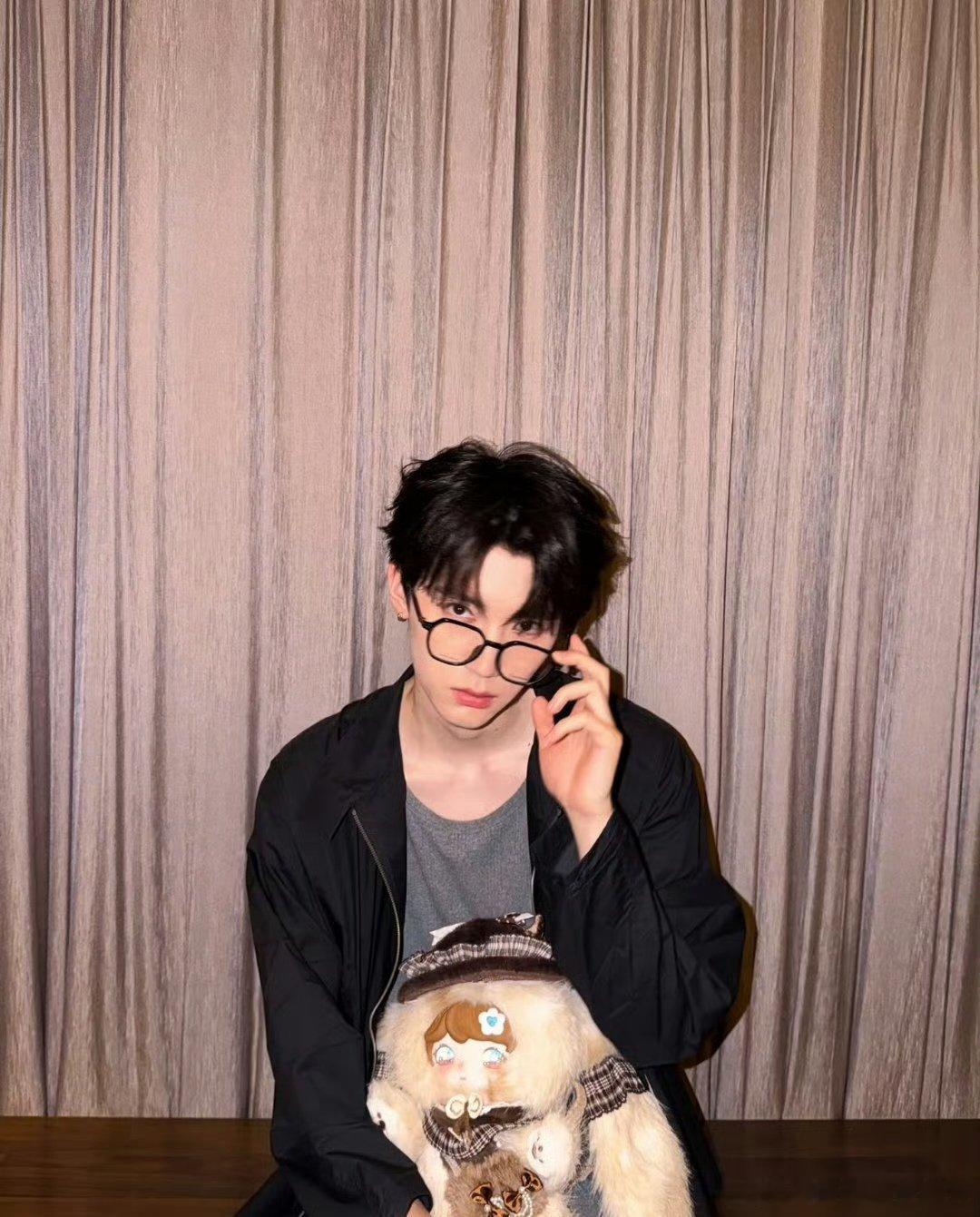 周翊然靠氛围感撑颜值，侯明昊靠表情凑气场，谁的实力更虚？ 