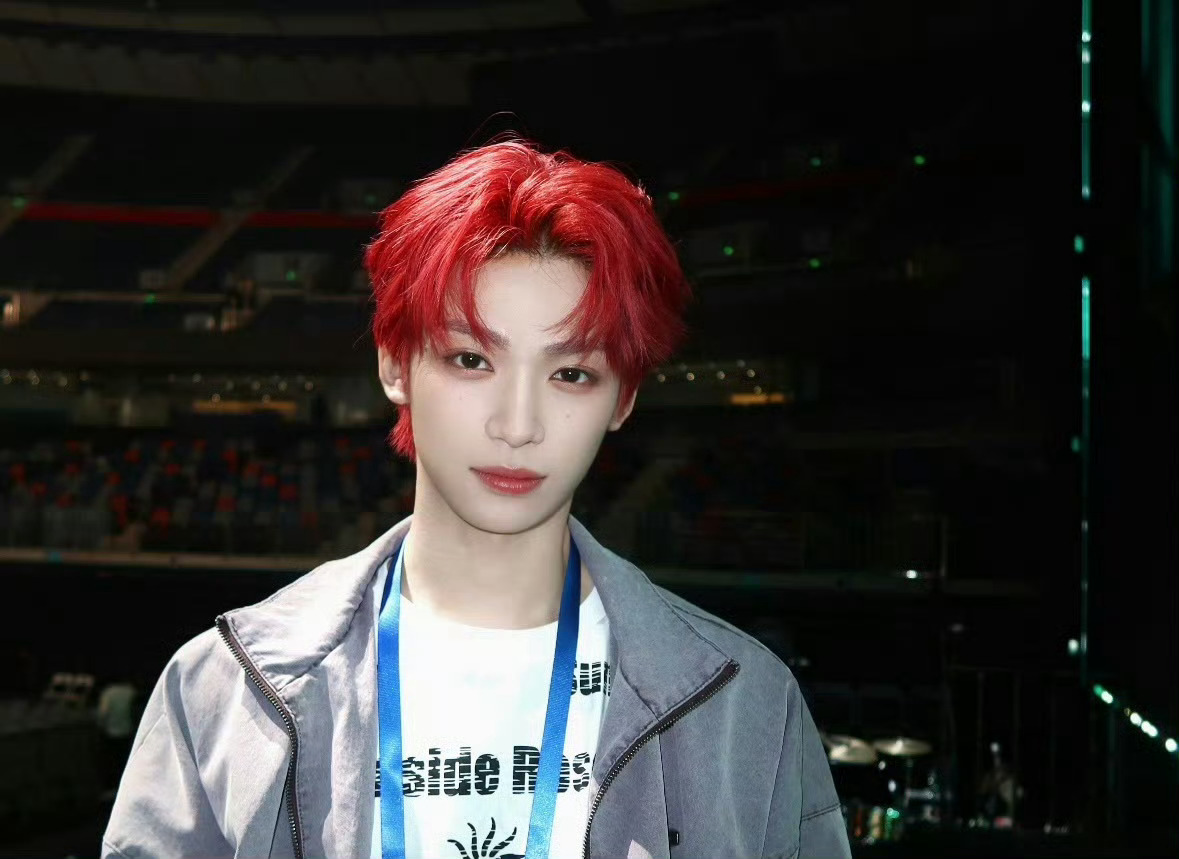 梓渝就这个冷脸萌 “冷脸萌”这个词太适合梓渝了！2026就这样萌翻全世界