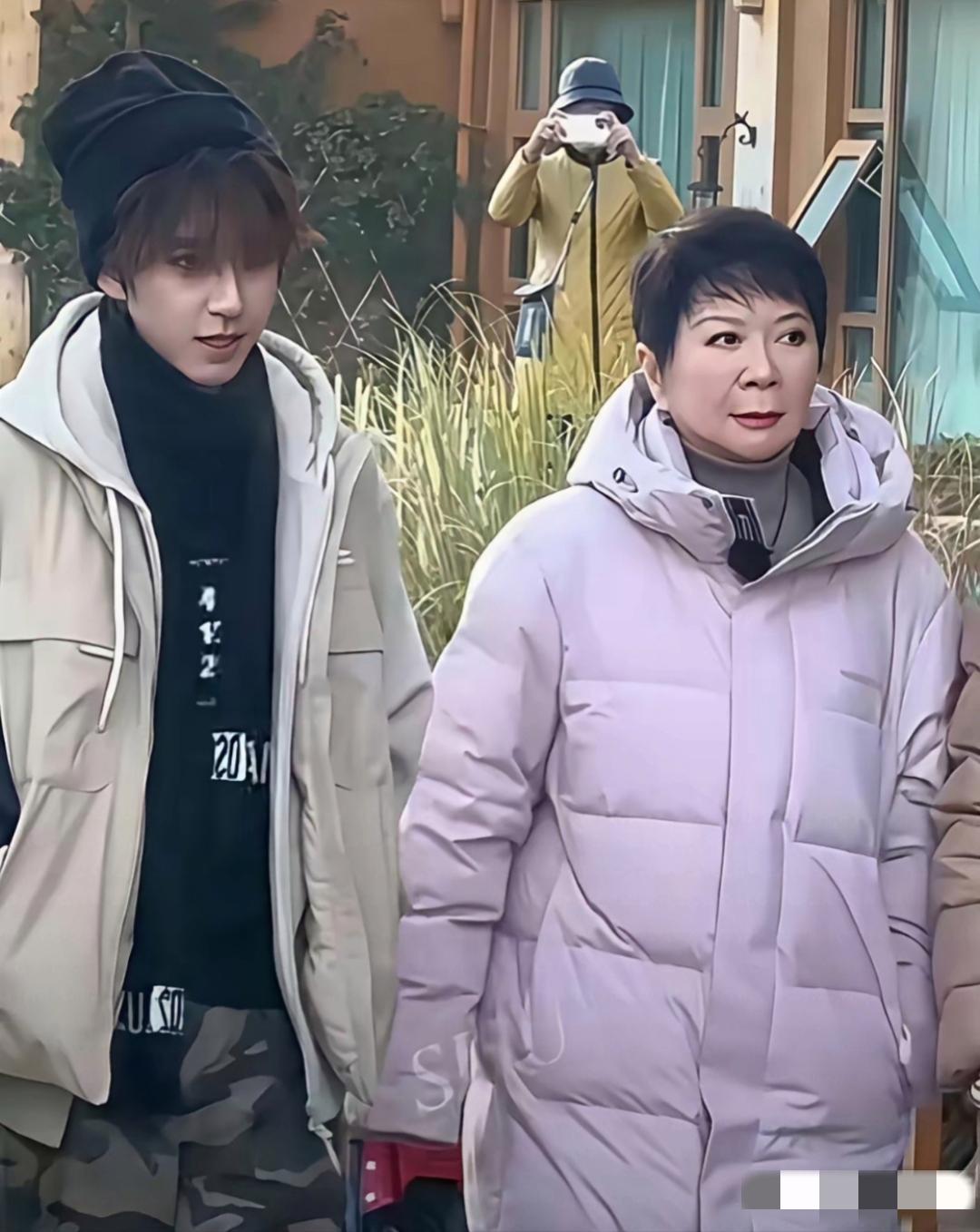 镜头中的蔡明胖瘦适宜，短发利落，细眉飞扬，目光沉和，鼻似秀峰，面庞稍显馒化，人中