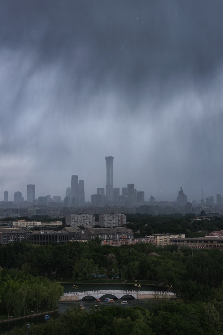 北京暴雨 今晚北京的天气能不能走个面儿，给个窗口期让我准点飞南京。 