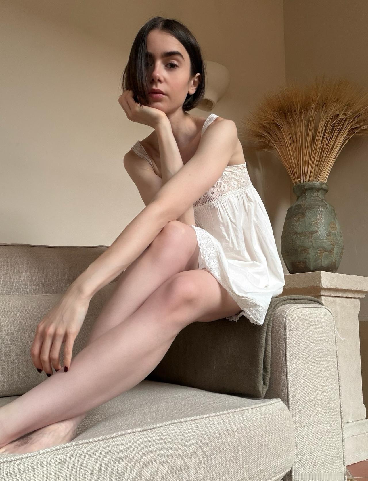 Lily Collins最新ins分享休闲美照：

窗边、水彩、随性的漫步……L