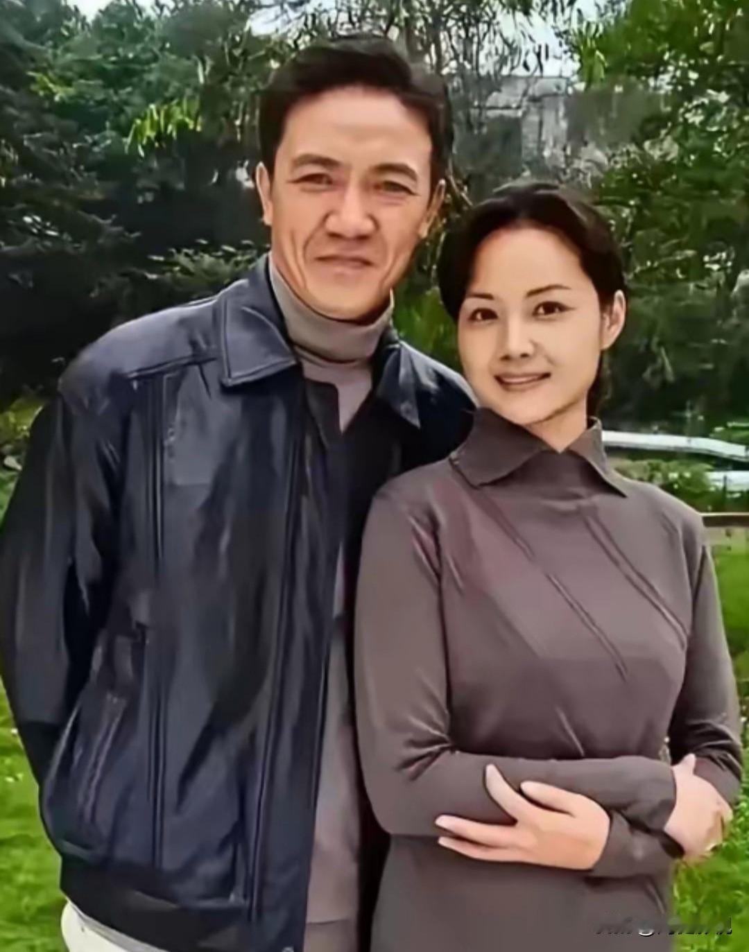 仔细看，左边是疏眉朗目，气宇轩昂，英气十足的李幼斌。而右边的美女是谁？看她气质优