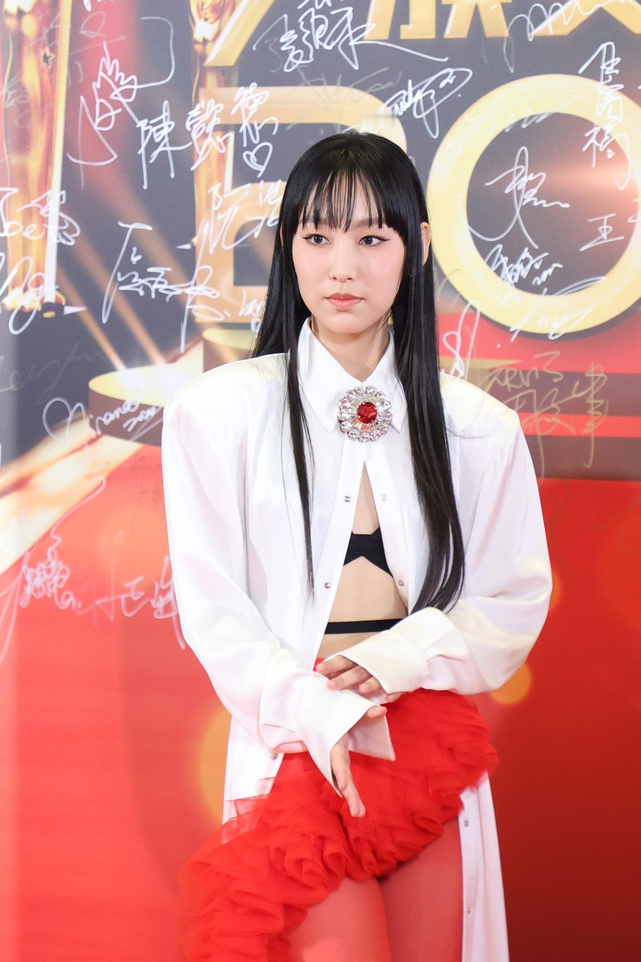 香港著名歌手炎明熹出席TVB万千星辉颁奖典礼，这首打扮真的很潮，马上成为全场的焦