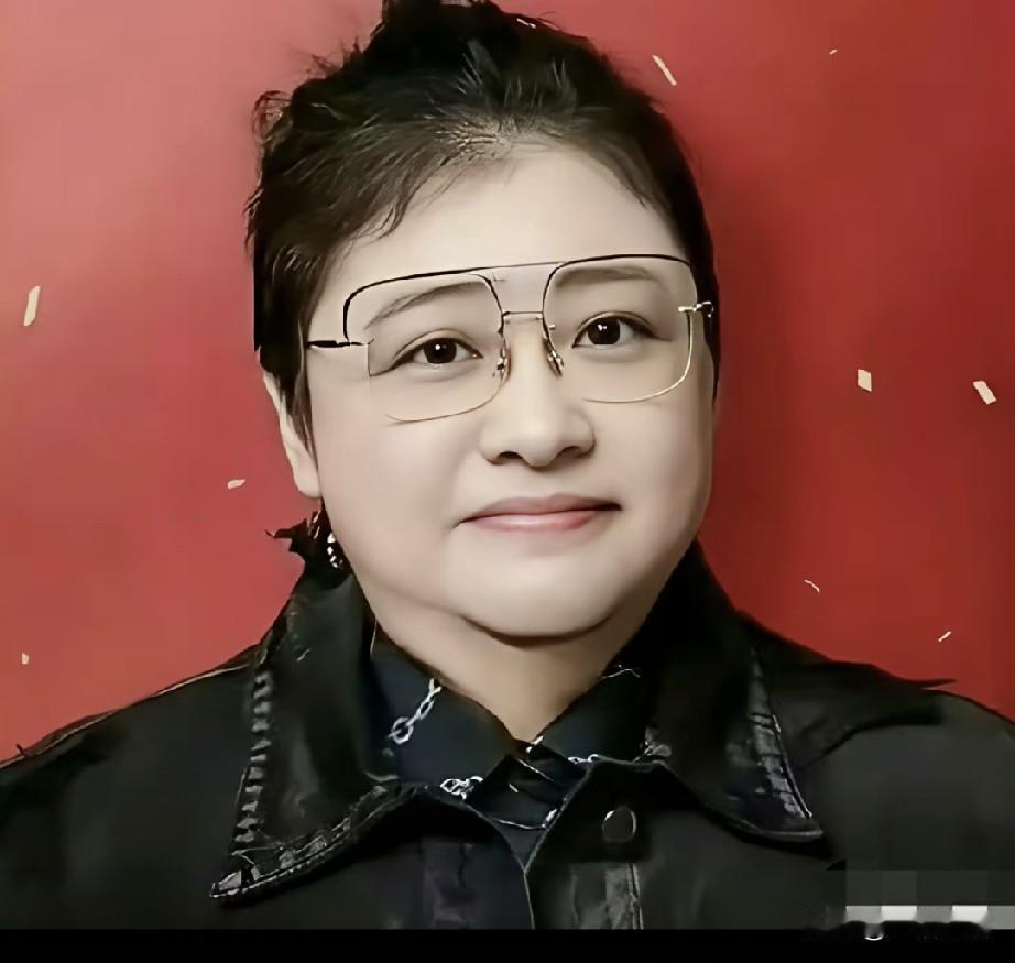 一胖毁所有，说的就是韩红。
当年的韩红，穿一身军装，谁看都会赞叹：好清丽的一个女
