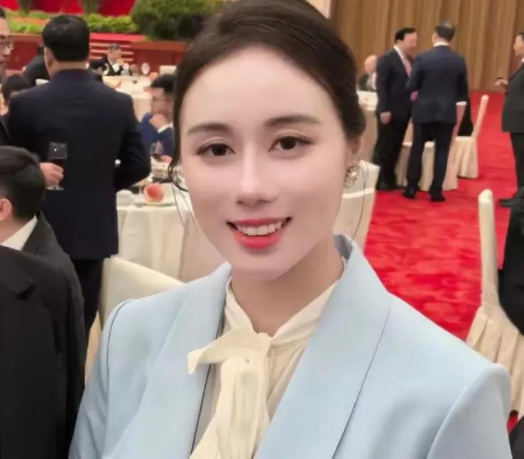 如今何超欣不再局限于过往，转而将目光投向商业领域，积极涉足家族企业与各类活动。在