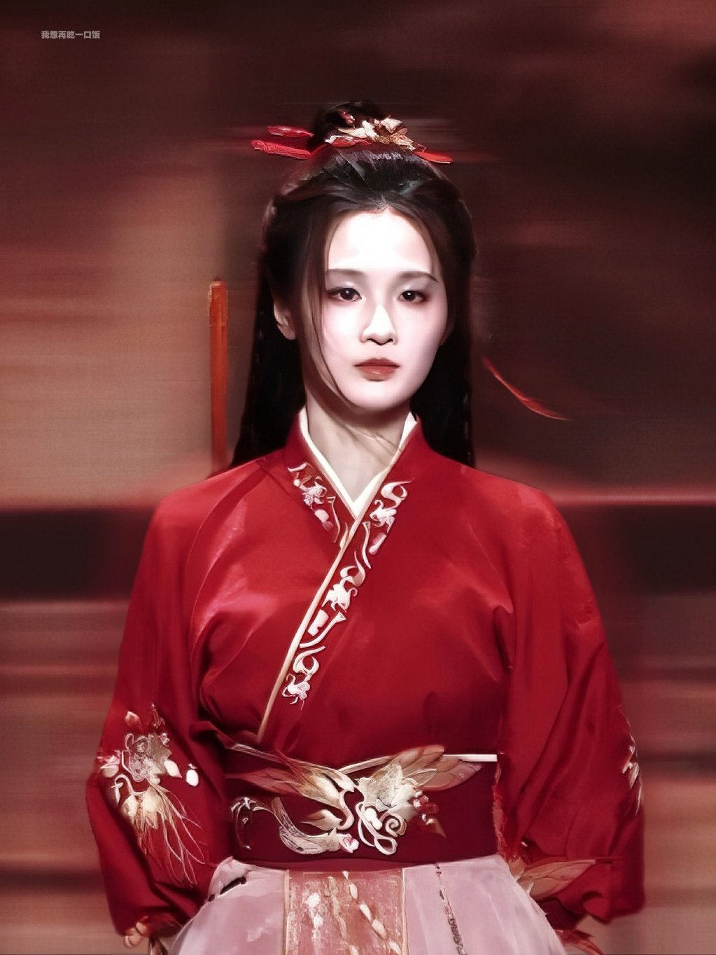 张慧雯在绍兴美成画中人了漫步绍兴江南景致之中，张慧雯氛围感直接拉满。柔和气质与水