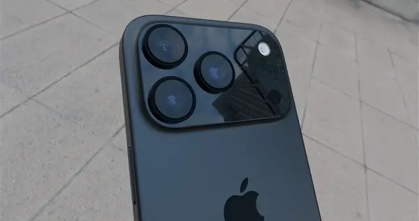 iPhone 17 Pro机模现身 网友：看着看着就顺眼了