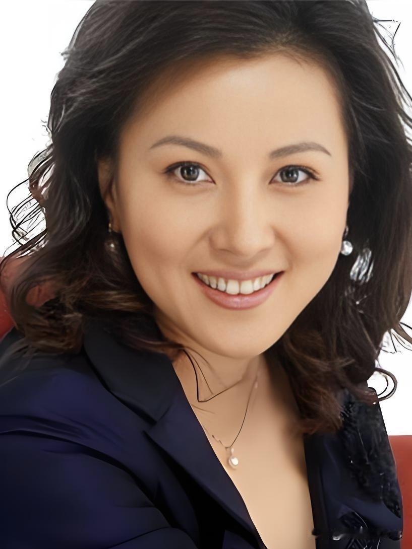 梦桐执麦，声若清泉穿石，笑似春风拂柳。一颦一笑间，从容控全场；一字一句里，温柔有
