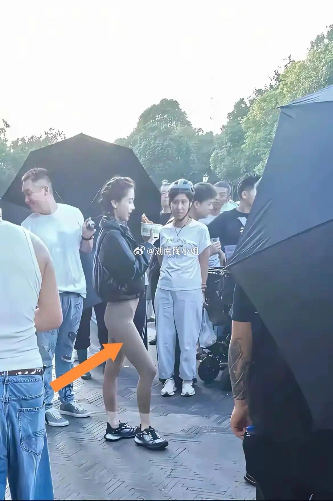 要说敢把紧身裤穿得这么大方自在的，内娱还得是杨颖。在公众场合游玩、被镜头拍着，还