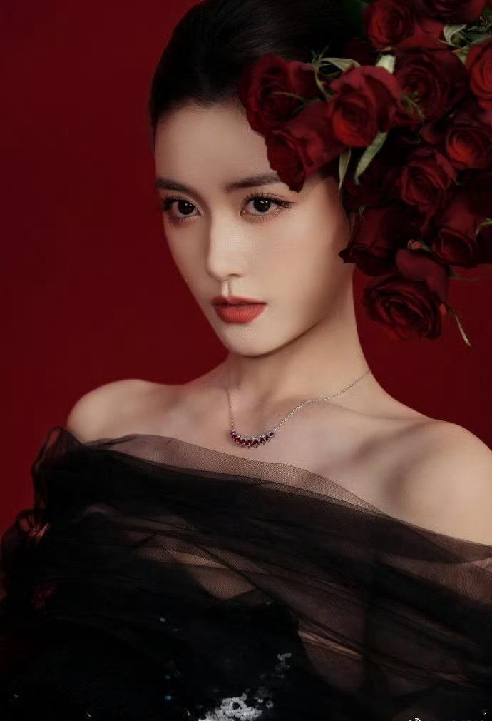 在华为三折叠红枫原色影像的捕捉下突然get到了蒋依依的反差美，这身look真的太