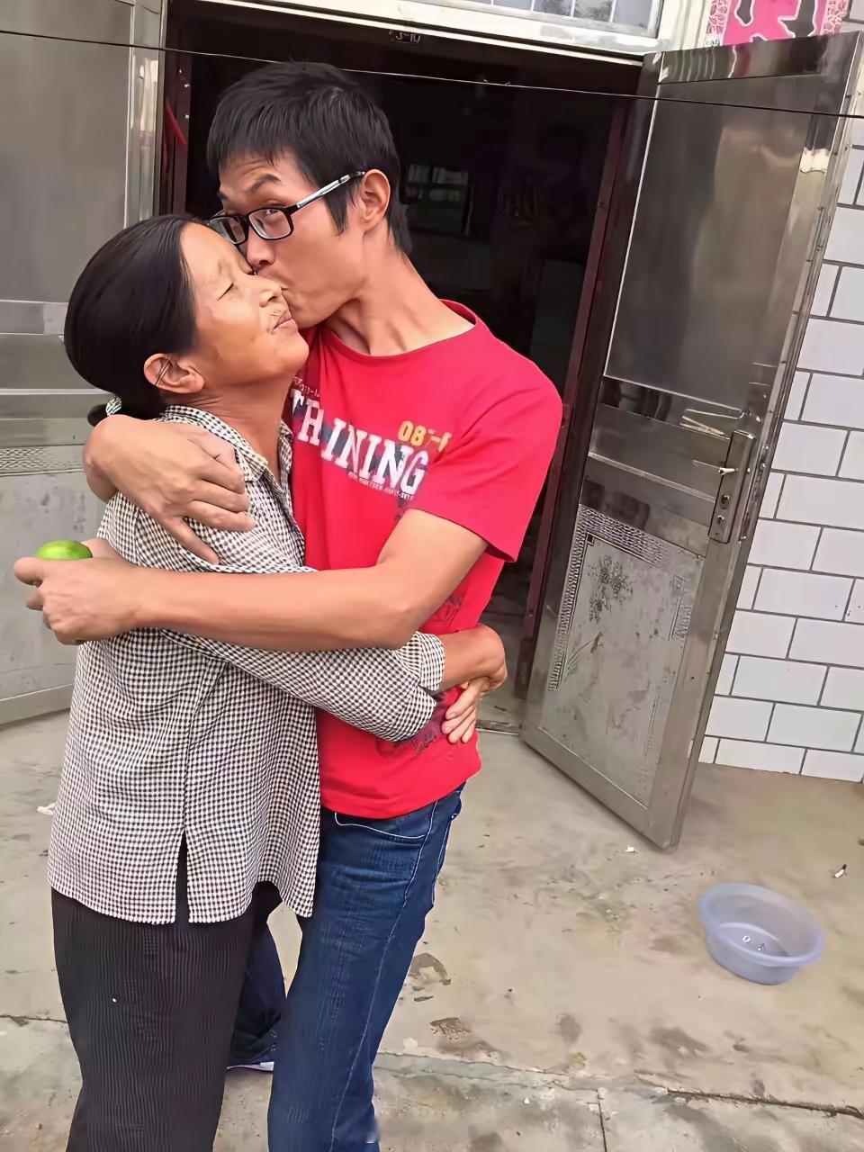 母子也好，父女也好都是血缘亲情自然流露，不存在避与不避，当父母老了卧床了，生活不