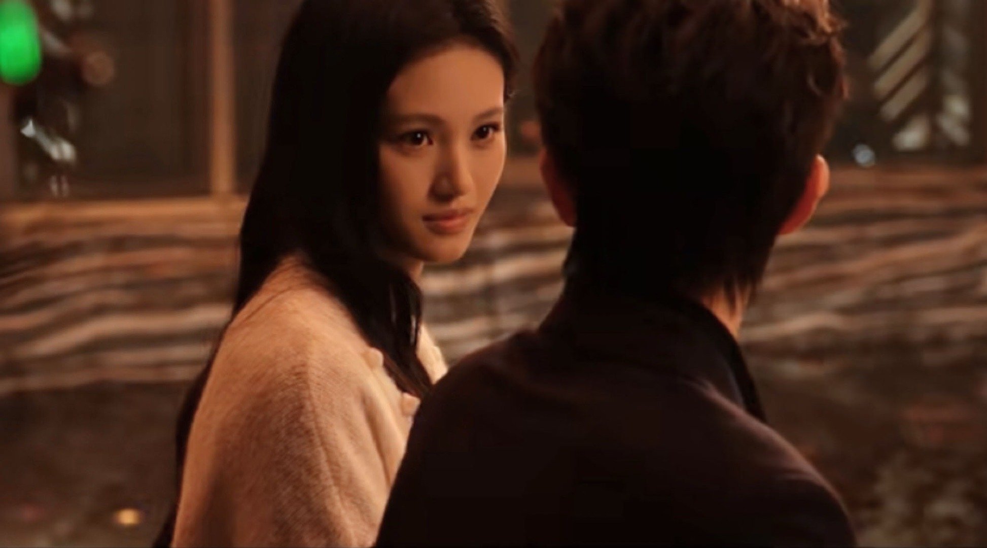 沈羽洁这几步走出豪门感觉了 海藻般的长发配那个走路的姿态，每一步都踩在我心巴上，