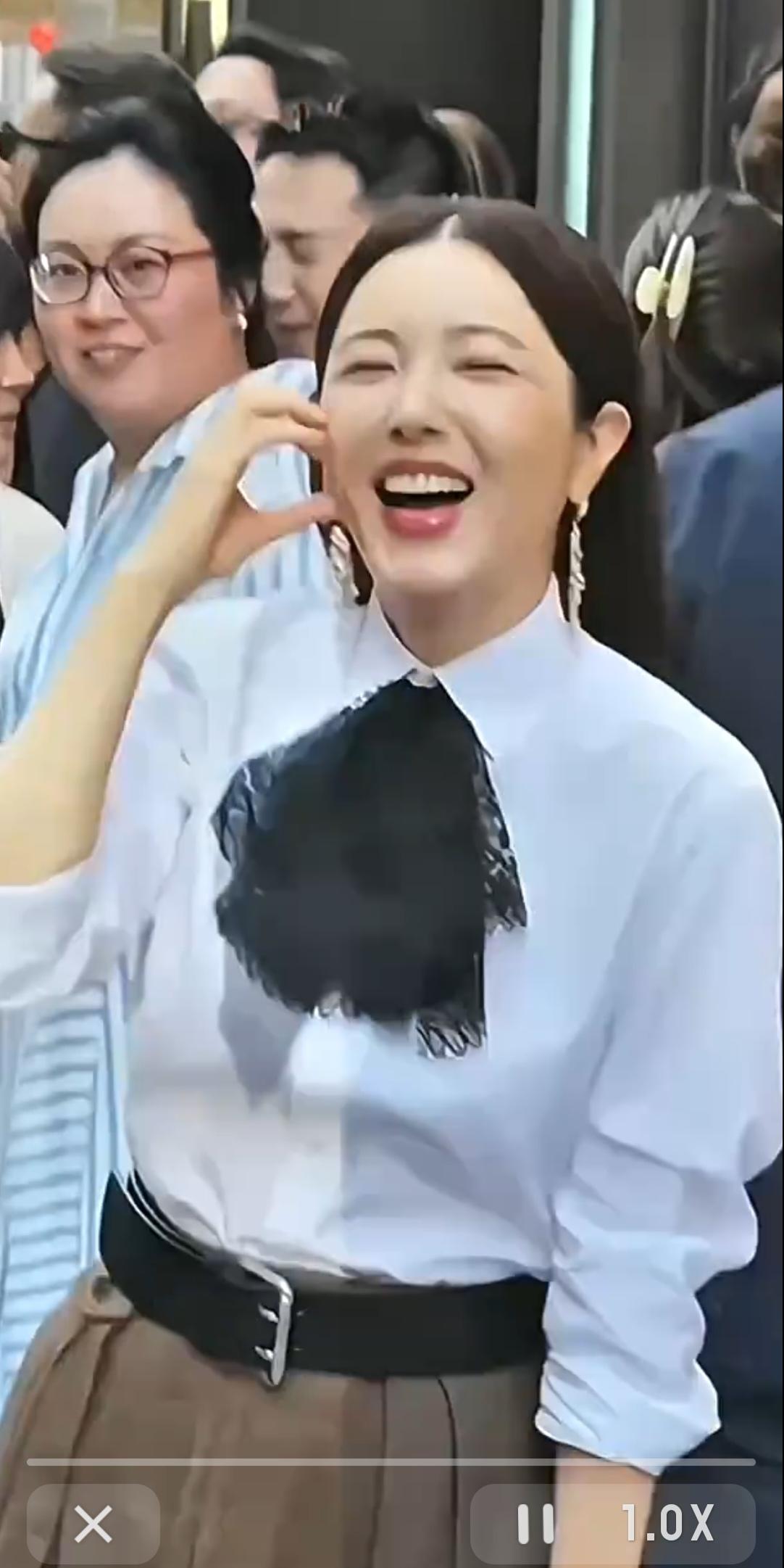 出席活动的曾黎开怀大笑，牙齿又白又整齐，脸颊馒化有点肿肿的！