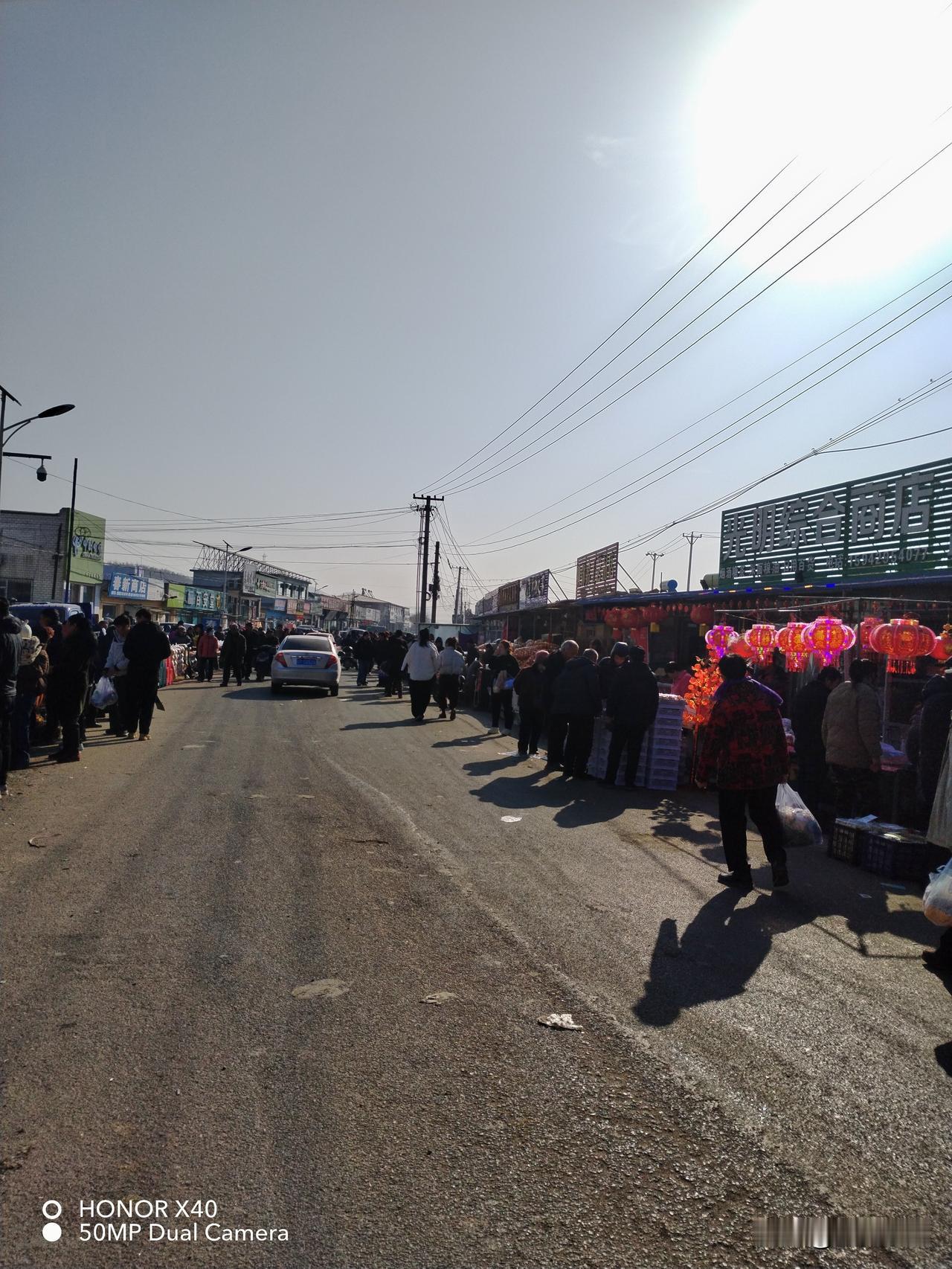 街上挂起了红灯笼，马年已经到了。昨天上集看到很多返乡的人群，集上热闹了，也说明过