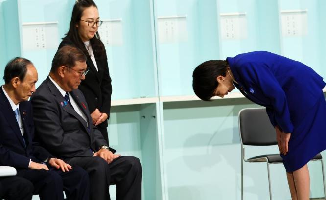 高市早苗这“铁娘子”人设最近怕是有点悬了，安倍派那摊子事还没凉透呢，民党内部“二