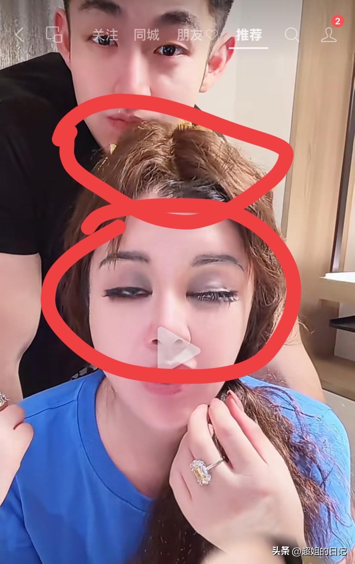 就这张脸放在这里，你们还敢去找她做脸么？这也太吓人了。
直播期间，于文红的假头套