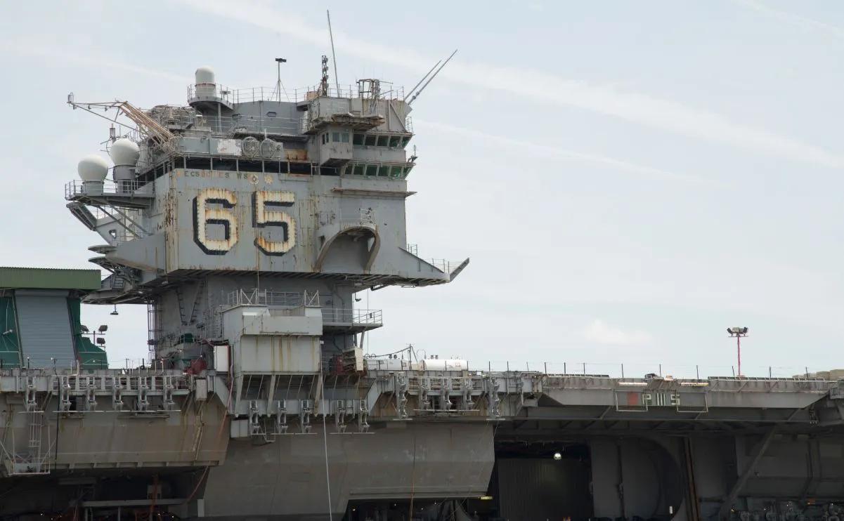 美国海军为了处理世界上第一艘核动力航空母舰——企业号（CVN-65），选择了一项