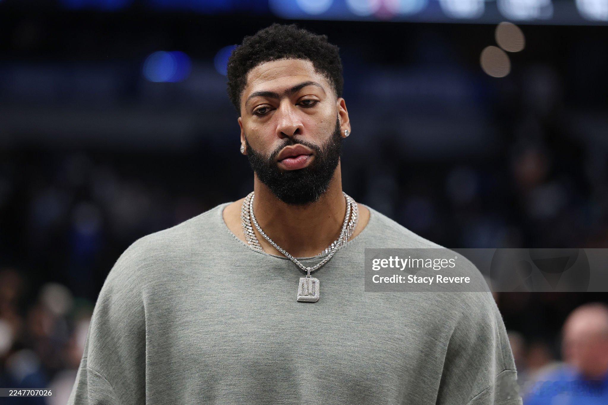 基德在赛前接受采访。“戴维斯今天缺阵是因为生病，同时他仍在进行小腿伤势的康复训练