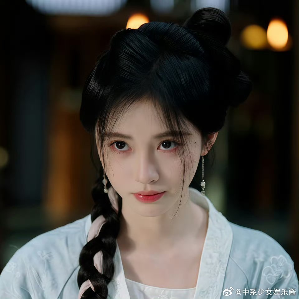 鞠婧祎竟然两年没播剧了，只靠照片营业 