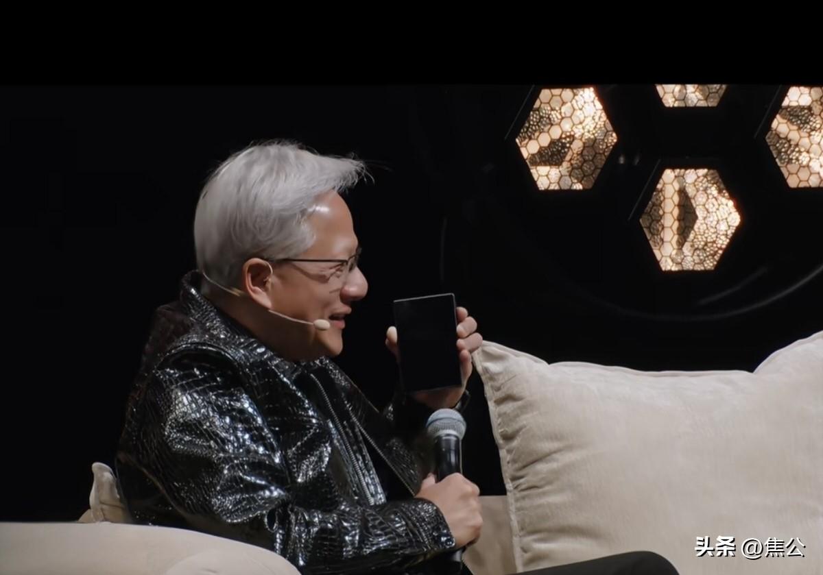 一句“Yes sir”引热议！峰会现场接总统来电，黄仁勋这声应答藏着什么门道
 