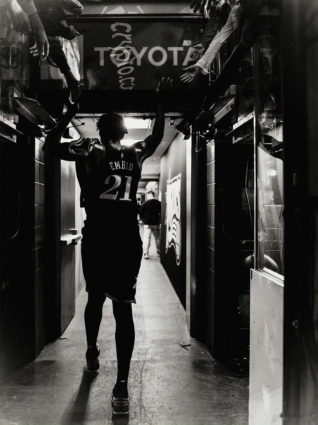 费城背靠背快船与勇士，面对祖巴茨与霍福德，恩比德会选择哪一场呢？哈登交易后还没与