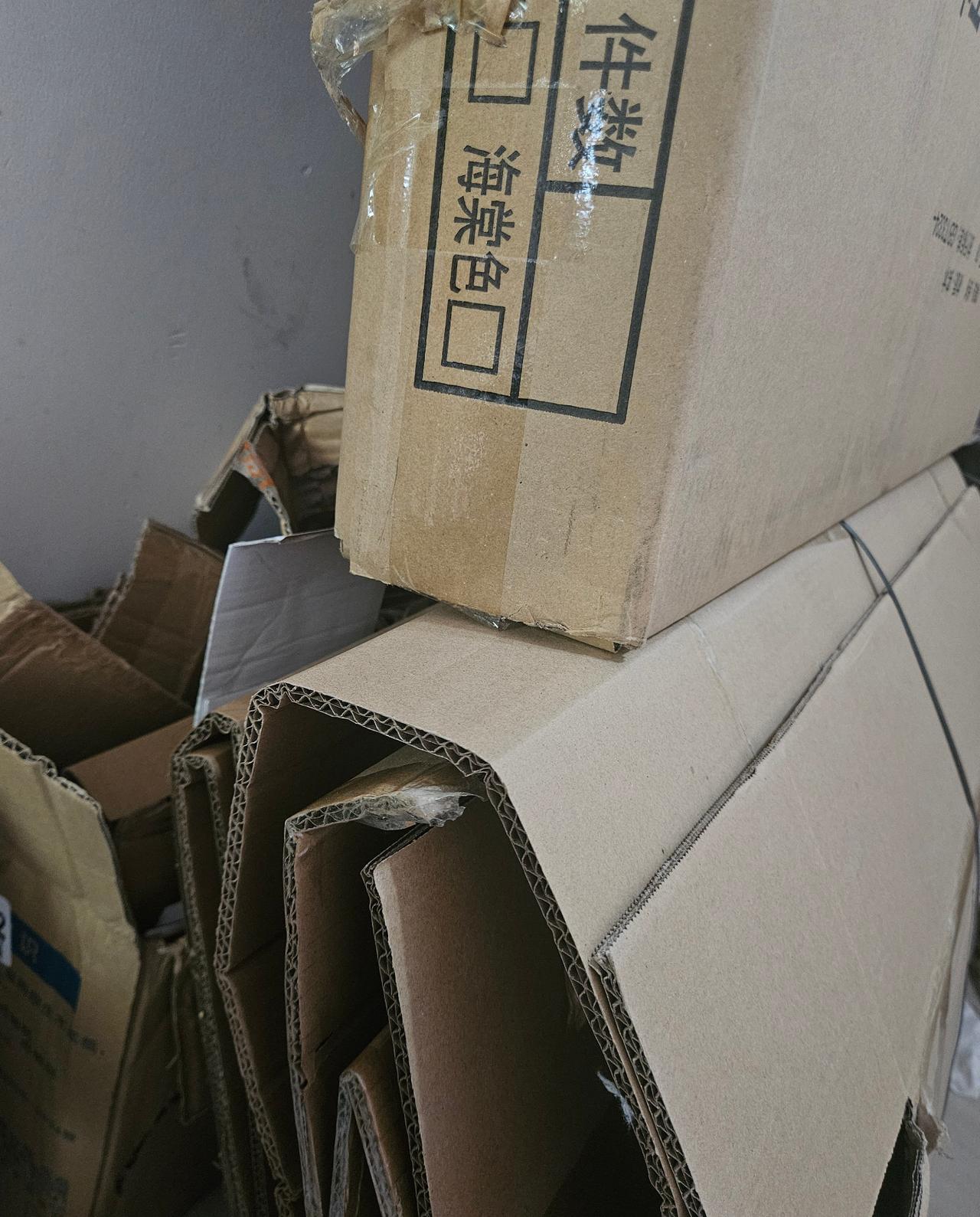 好热的天！攒了一堆快递纸箱，是开车去卖，还是骑车去卖……

1、不知道是省钱，还