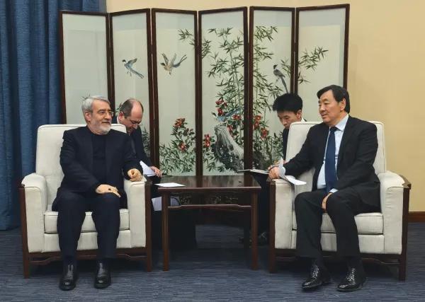 我们乡下人可能更习惯于“帮亲不帮理”，遇到事情首先想着亲疏远近，演绎到重大的国际