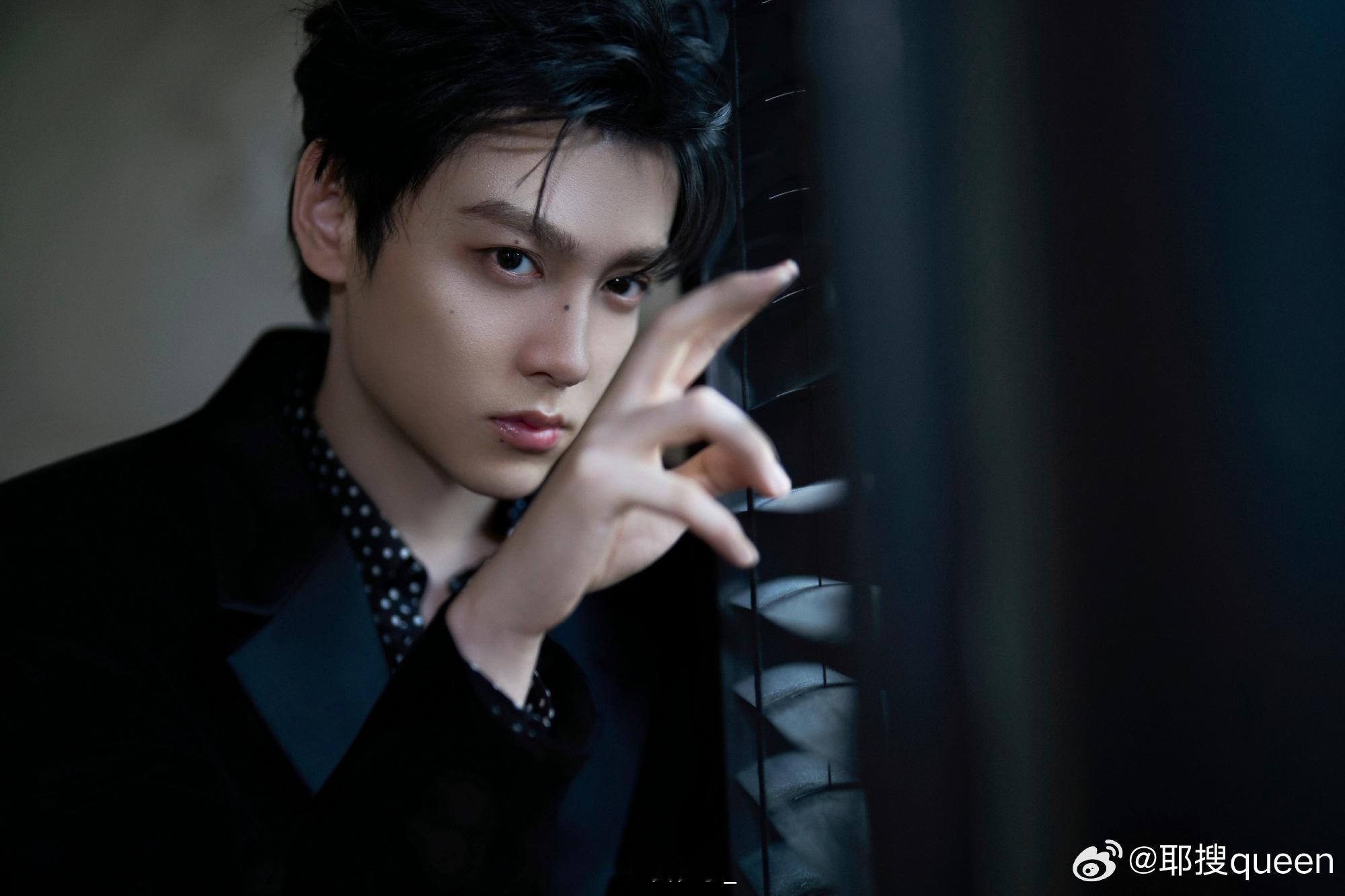 田栩宁窗边怼脸拍的眼神好有戏，慵懒坐姿自带贵气buff，是我的帅气阿栩没错啦！ 