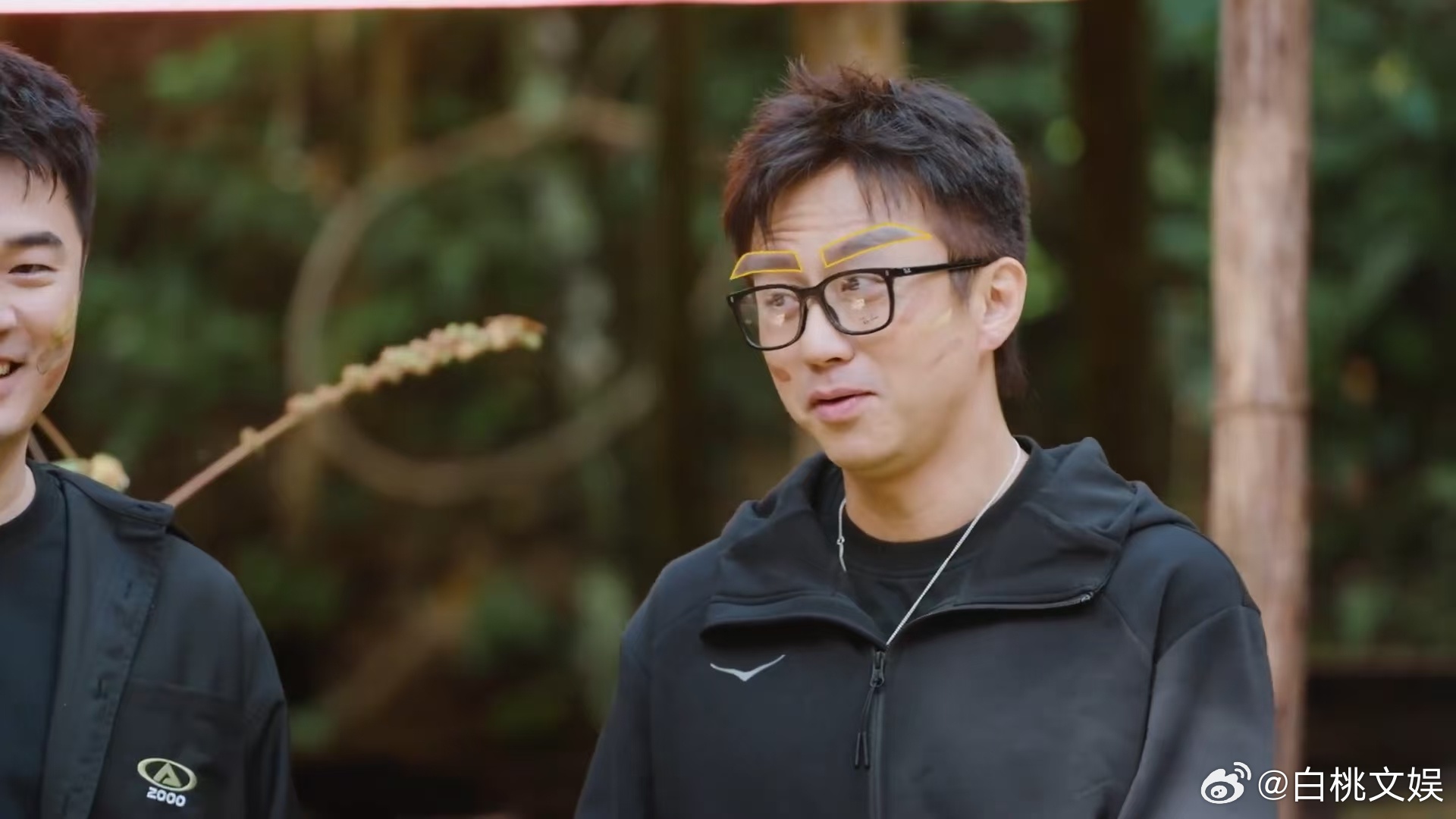 陈赫扇邓超的声效，被网友评为“年度最像拍蚊子”。闭眼循环听，以为进了夏天的蚊帐。