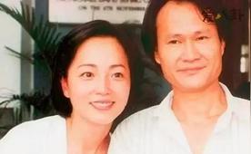 1996年，苑琼丹三次恳求林正英结婚，但林正英坚决不娶她。

香港红磡的片场休息