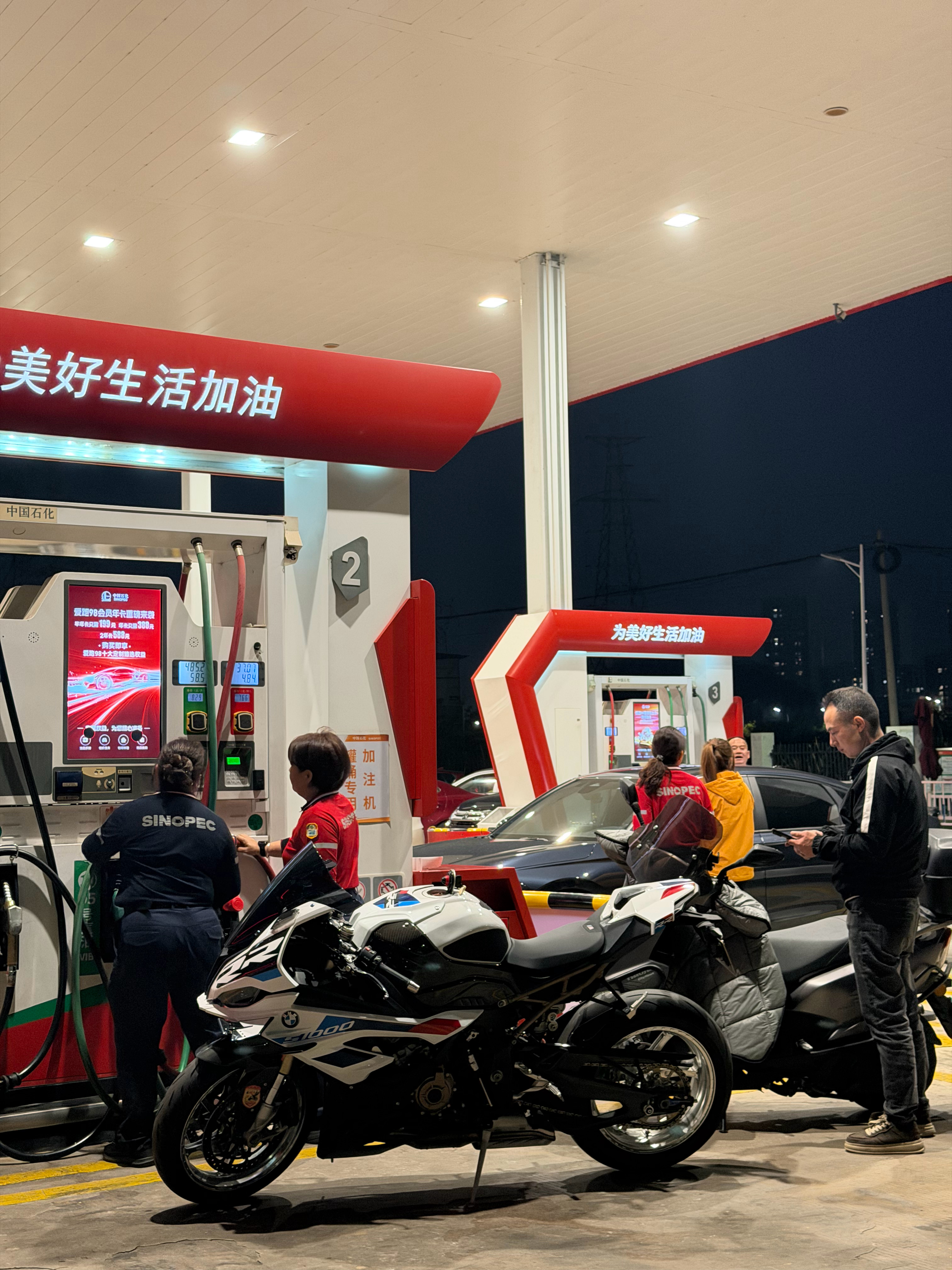 明天油价就涨了今晚加油站全是排队加油的车一下涨一块，降价就几分 韶关