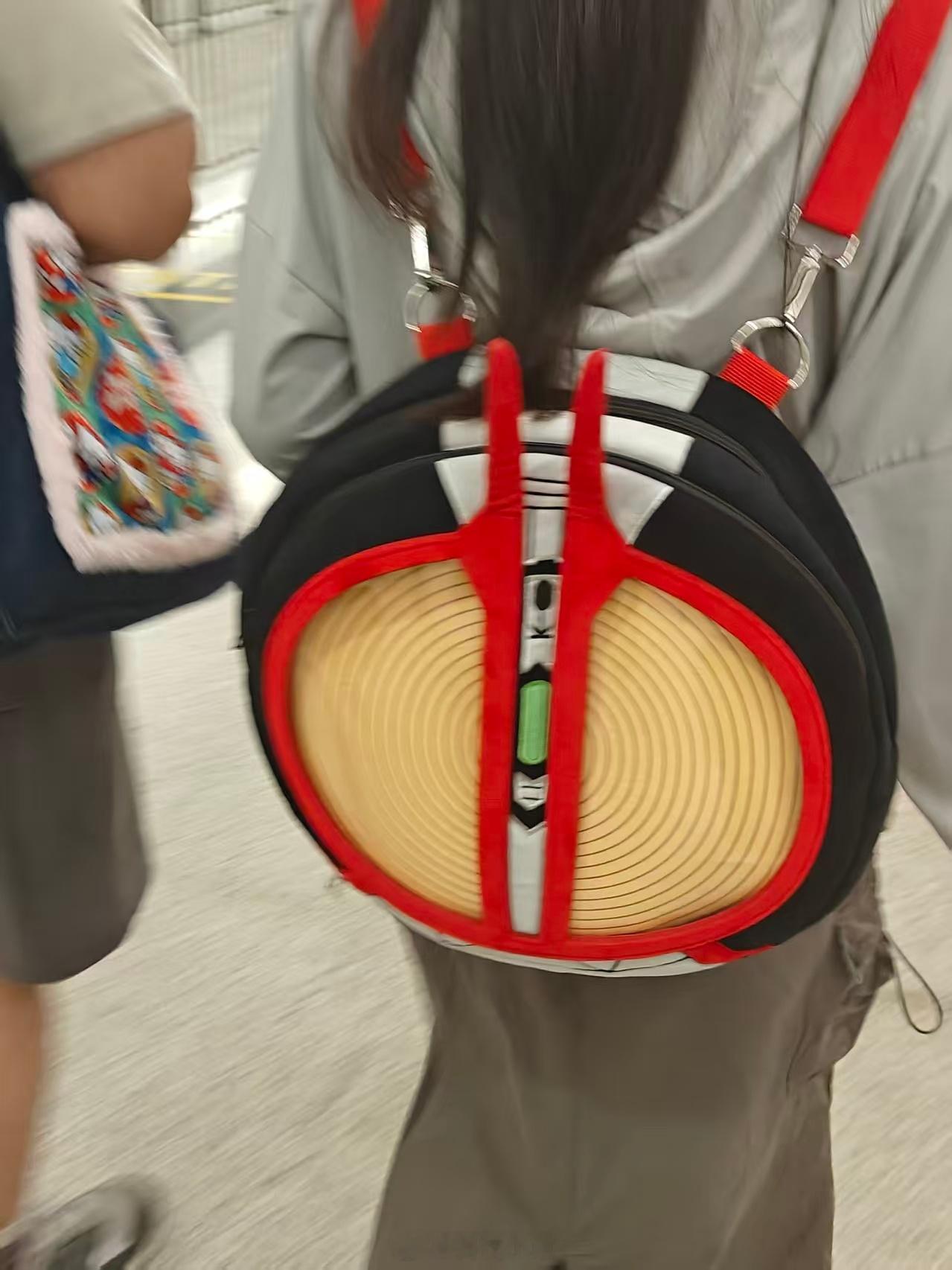 生活手记 偶遇一个fiaz的背包，还挺可爱的~ 