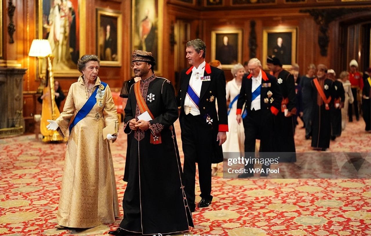 英王室成员集体亮相，盛装出席欢迎阿曼苏丹的王室晚宴！
10月20日晚，为欢迎来访