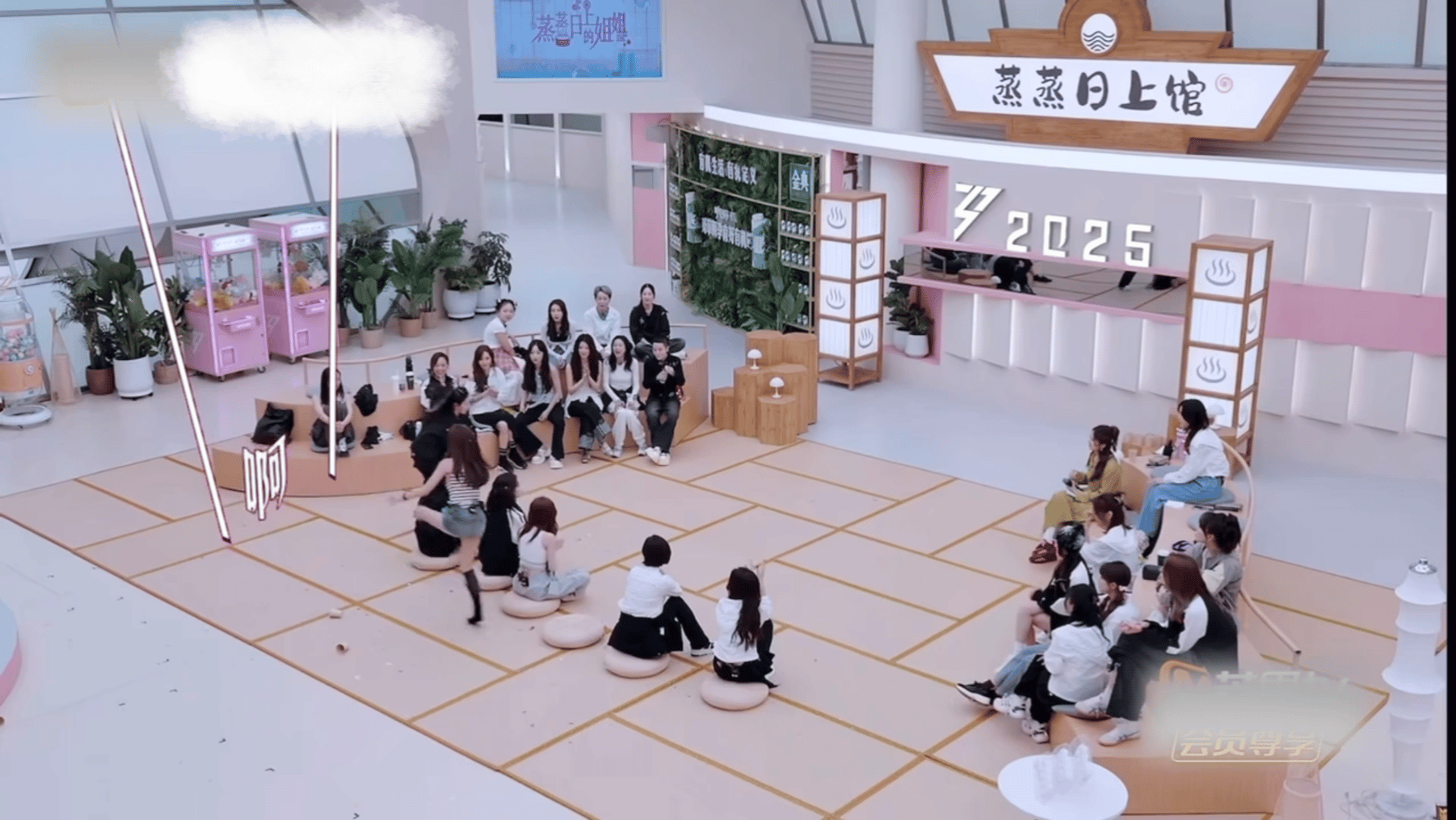 救命！吴宣仪彭小苒这俩活宝在干嘛！360度疯狂输出，我差点以为误入动物世界！彭小