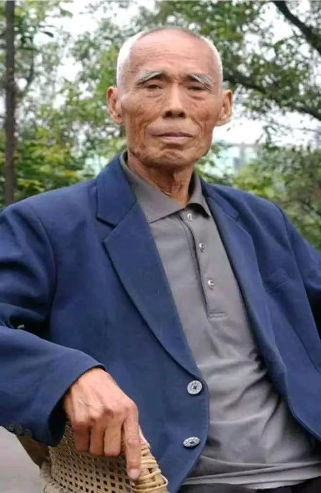 1949 年，敌人让杨钦典把白公馆剩下的 19 名地下党员全部杀了，这时一个地下