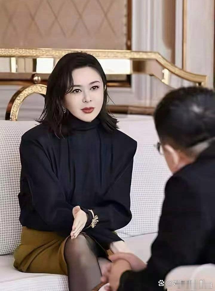 谁能看出来关之琳已经63岁了！状态也太年轻了，黑丝袜一穿，优雅又迷人，风韵依旧不